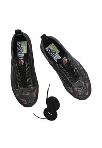 Svart och grå kamouflage Vans-skor med snörningsdesign, gummisulor och vadderad tunga. Inkluderar extra svarta skosnören.