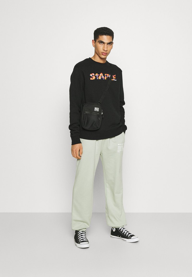 STAPLE PIGEON STACKED BOX CREWNECK - Camisola - black