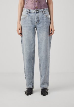 Jeans azzurri chiari a vita alta con una vestibilità rilassata, caratterizzati da cinque tasche, cuciture visibili e una leggera texture sbiadita.