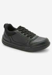 Chaussures de sport noires avec une tige en cuir lisse, une languette en mesh et une semelle en caoutchouc. Dispose d'un design à lacets et d'un col rembourré pour le confort.