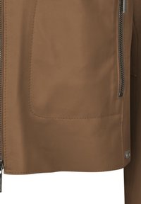 Braune Lederjacke mit glatter Textur, Reißverschluss und einer Seitentasche. Akzente sind silberne Beschläge und Detailnähte.