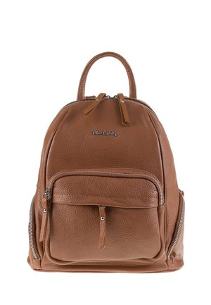Zaino in pelle marrone con manico superiore, tasca frontale con zip, dettagli laterali con zip e due cursori sulla tasca principale su sfondo bianco.