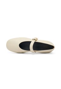 Bailarinas de cuero beige con punta redonda, un forro interior negro y un detalle de correa con hebilla dorada. Textura suave y diseño minimalista.