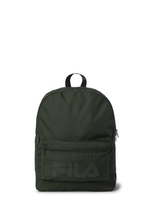 Mochila verde oscuro con un bolsillo frontal con cremallera y logo negro de FILA, con asa superior negra y cierre principal de cremallera.