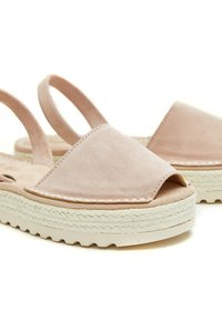 Sandalias de ante rosa claro con un diseño de punta abierta, que cuentan con dos correas en el tobillo y una suela de tejido texturizado para mayor agarre.