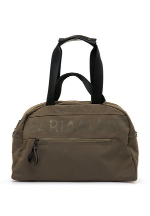 Sac polochon en tissu doux vert olive avec poignées noires et poche zippée à l'avant, avec un texte de marque discret sur le devant.