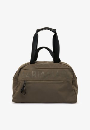 Sac polochon en tissu doux vert olive avec poignées noires et poche zippée à l'avant, avec un texte de marque discret sur le devant.