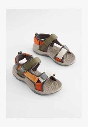 I sandali presentano una combinazione di cinghie arancioni, verdi, beige e grigie, con chiusure in Velcro regolabili e una suola grigia texturizzata.