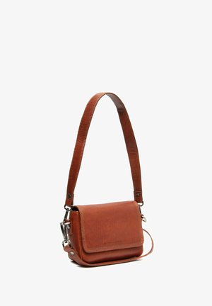 Braune Leder-Crossbody-Tasche mit Klappenverschluss, verstellbarem Riemen und silbernen Beschlägen. Glatte Textur mit rechteckiger Form.