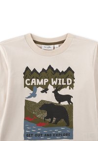 Beige Sweatshirt mit einem naturthemenbezogenen Graphic. Es zeigt Bäume, Tiere und Text in grünen, braunen und blauen Farbtönen.