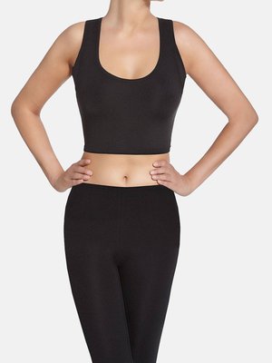 Czarny, dopasowany crop top z szerokimi ramiączkami i okrągłym dekoltem, wykonany z gładkiego, elastycznego materiału. W połączeniu z pasującymi czarnymi legginsami.