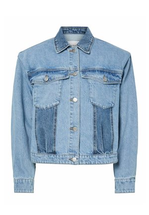 Veste en denim bleu clair avec fermeture à boutons, deux poches à rabat sur la poitrine avec boutons, et des panneaux verticaux bleu plus foncé à l'avant.