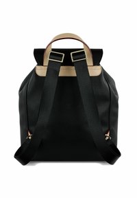 Zaino in pelle nera con una finitura texturizzata, manico superiore beige e spallacci neri regolabili. Presenta hardware in tonalità oro e una forma strutturata.