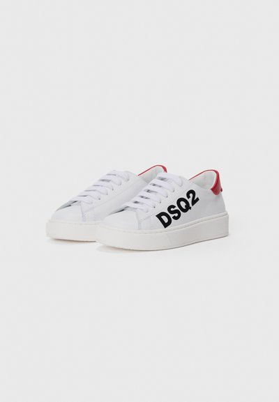 Vita sneakers med en texturerad gummisula, svart "DSQ2"-logotyp på sidan och röda accenter på hälen. Snören, slätt syntetiskt material.