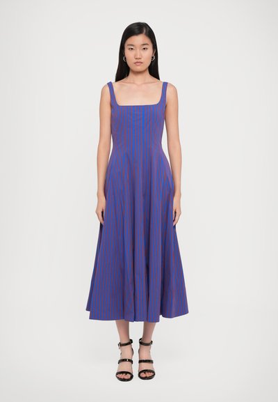 Abito maxi a righe blu e rosse con scollo quadrato, corpino aderente, gonna svasata e spalline sottili. Tessuto dalla superficie liscia.