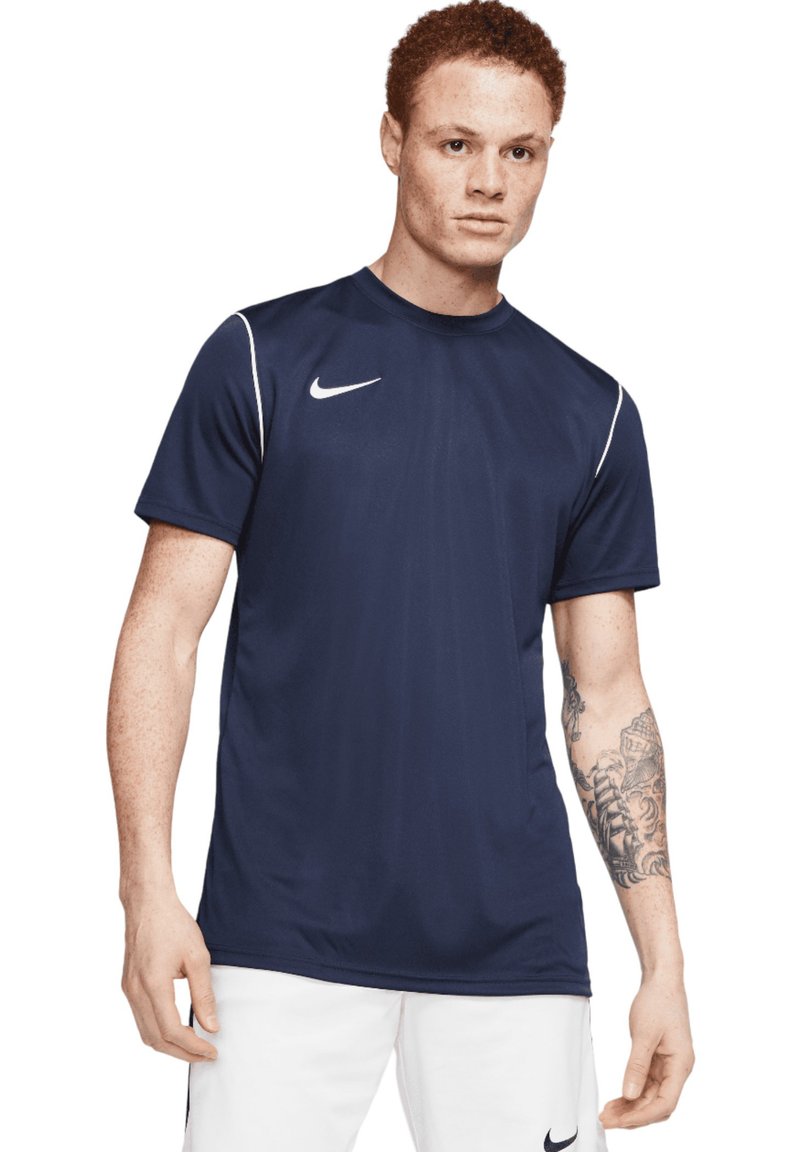 Marineblauwe sport T-shirt met witte accenten, korte mouwen, ronde halslijn en een Nike-logo op de borst. Voorzien van een zachte, lichte stof.