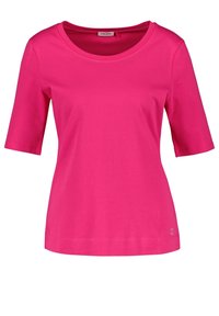 Camiseta de manga corta, cuello redondo en un vibrante color rosa, hecha de algodón suave, con un ligero estiramiento y un pequeño detalle de logo en el dobladillo.
