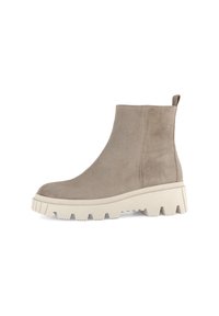 Grijze suède enkelboot met een platte, dikke zool. Heeft een naadloos ontwerp en een lus aan de achterkant voor gemakkelijke aantrekking. Gestructureerd bovenmateriaal.