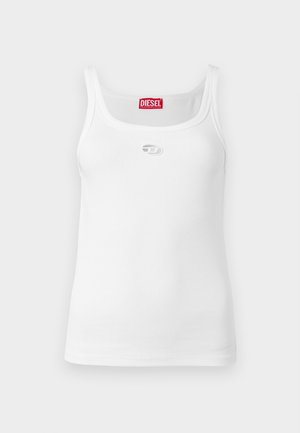 Bijeli top izrezan od rebrastog pamuka, s okruglim izrezom, uskim naramenicama i malim utisnutim logotipom sprijeda.