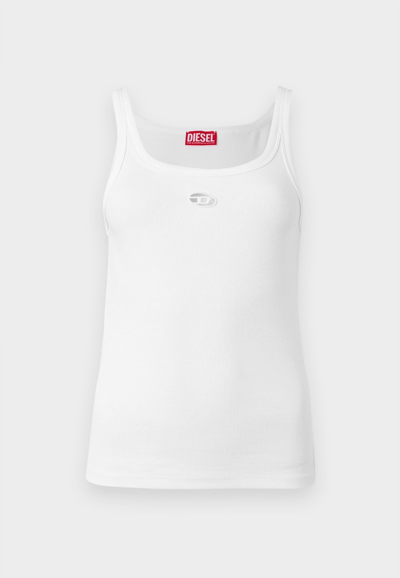 Hvid tanktop lavet af ribstrikket bomuld, med rund halsudskæring, smalle stropper og et lille præget logo på forsiden.