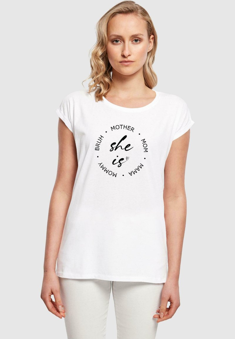 Merchcode MOTHERS DAY - SHE IS - T-shirts print - white