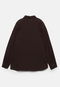 Ciemnobrązowa koszula z długim rękawem, klasycznym kołnierzykiem i zapinanymi mankietami, widoczna od tyłu na jednolitym białym tle.