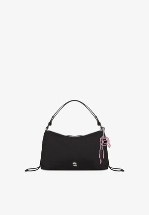 Bolsa de ombro preta em nylon com um design curvo, fecho em zíper prateado, charme rosa destacável e detalhes em pele na alça.