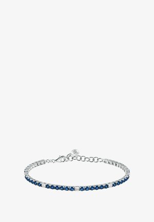 Braccialetto d'argento con pietre preziose blu e trasparenti, caratterizzato da una catena delicata e una chiusura. Il design include pietre alternate rotonde e quadrate.