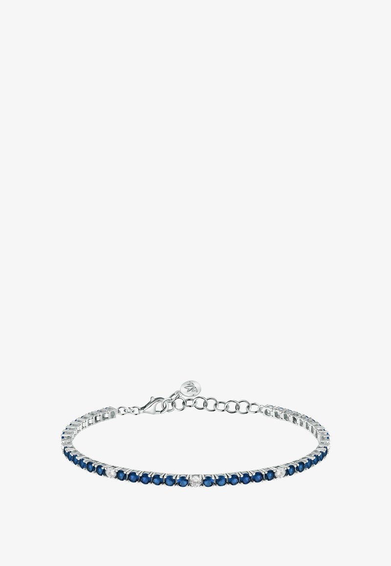 Braccialetto d'argento con pietre preziose blu e trasparenti, caratterizzato da una catena delicata e una chiusura. Il design include pietre alternate rotonde e quadrate.