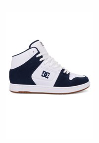 Vysoké tenisky v námorníkovom semiši a bielej koži. Obsahujú biele šnúrky, polstrovaný členok a gumovú podrážku. Logo DC na boku.