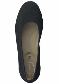 Bailarina perforada azul marino con punta redondeada, borde elástico y plantilla acolchada etiquetada como "Comfort Fit". Textura interior suave.