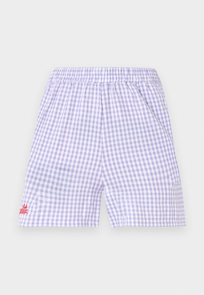 Short à carreaux violet et blanc avec taille élastique et petit texte rouge brodé sur la partie inférieure gauche de la jambe.