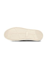 La suola di una scarpa presenta un design in gomma bianca con scanalature per la trazione, un motivo testurizzato e un'area rettangolare centrale. Dimensione 42 contrassegnata.