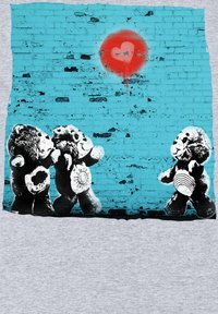 Tři černobílé plyšové medvědi s odlišnými vzory stojí proti jasně tyrkysové cihlové zdi, na které je stříkané červené srdce.