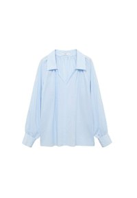 Blusa a maniche lunghe azzurro chiaro con scollo a V, colletto strutturato, maniche piene arricciate ai polsini e una texture di tessuto liscia e morbida.