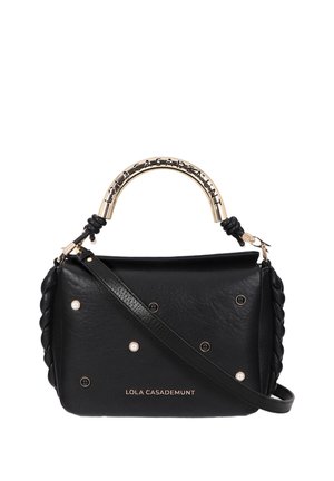 Bolso rectangular negro con lados trenzados, tachuelas decorativas, asa curva dorada grabada "Lola Casademunt," y una correa para el hombro.