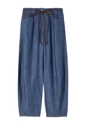 Pantalones vaqueros azules de corte suelto con bolsillos delanteros y un cordón marrón atado en la cintura sobre un fondo blanco.