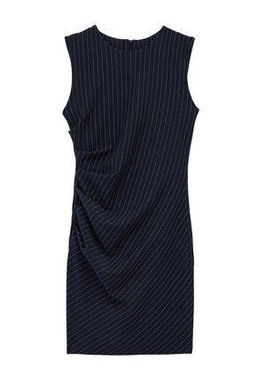 Ærmeløs mørkeblå kjole med tynde hvide lodrette nålestriber og rynket detalje på den ene side.