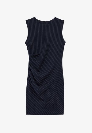 Mouwloze marineblauwe jurk met dunne witte verticale krijtstrepen en geplooide details aan één kant.