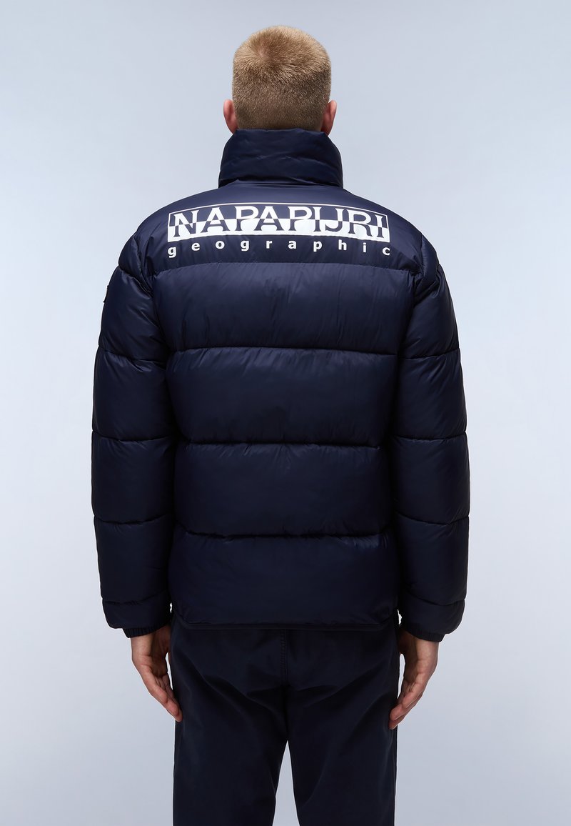 Granatowa kurtka puchowa z poziomym wzorem przeszyć, wysokim kołnierzem i dużym białym nadrukowanym logo na plecach. Gładki, błyszczący materiał.