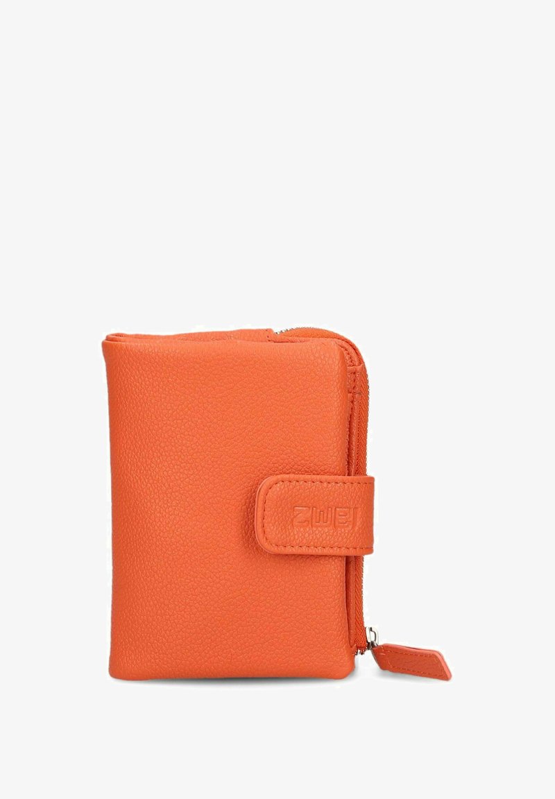 Portafoglio in pelle arancione con texture, dotato di chiusura a bottone a pressione e zip sul lato destro, su uno sfondo bianco.