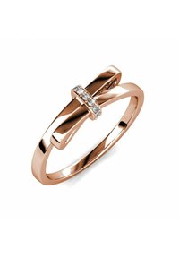 Roze gouden ring met een slank ontwerp, een gebogen band en een horizontale accentlijn bezet met vijf kleine heldere stenen.