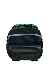 Zaino nero con un sopra a motivo camouflage verde. La cerniera aperta rivela un compartimento grigio imbottito. Tessuto testurizzato, design robusto, ampio spazio di archiviazione.