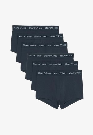 Confezione di sei boxer blu scuro realizzati in tessuto morbido, con una vita nera riportante il logo "Marc O'Polo" stampato in bianco.