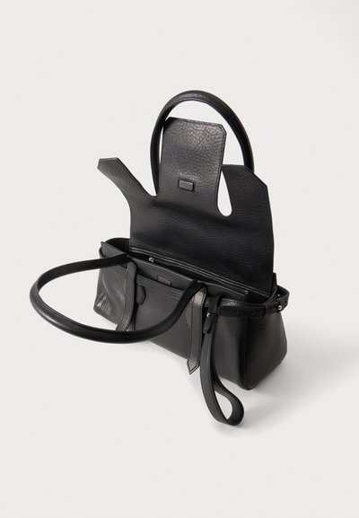 Sac à main en cuir noir avec un rabat ouvert, deux poignées arrondies, une poche zippée supérieure et une bandoulière réglable sur fond blanc.