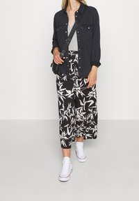 Obey Clothing Kalhoty - black