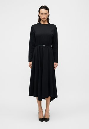 - Sukienka z dżerseju