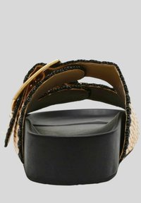 Sandalo con tacco a cuneo nero, dotato di una fascia intrecciata testurizzata. Caratterizzato da accessori in oro e un design aperto sul retro. La suola presenta una finitura liscia.