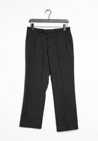Pantaloni neri su misura, realizzati in tessuto liscio, dotati di tasche laterali e design a gamba dritta, appesi a una gruccia di plastica nera.