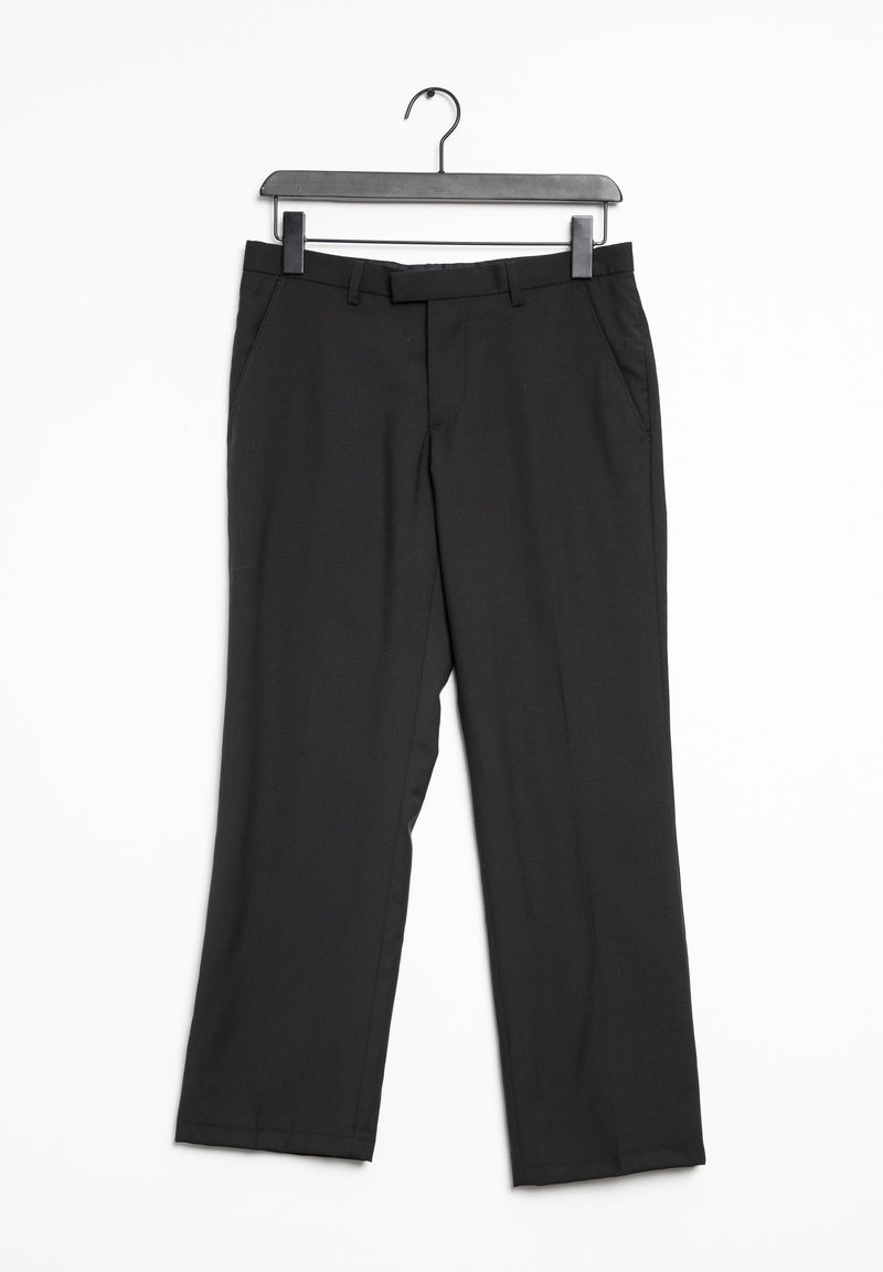 Pantaloni neri su misura, realizzati in tessuto liscio, dotati di tasche laterali e design a gamba dritta, appesi a una gruccia di plastica nera.